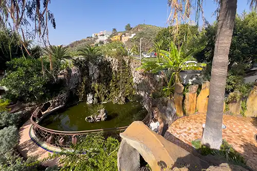 Teich und Wasserfall im Parque Antonio Gómez Felipe auf La Palma