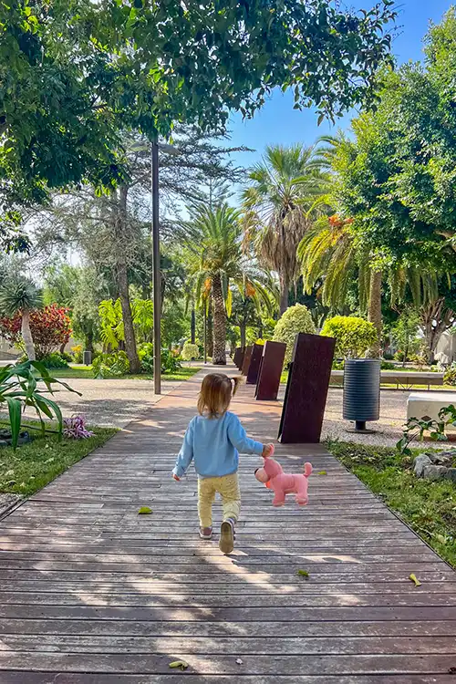 Spaziergang durch den Parque Antonio Gómez Felipe – Kind von hinten im schattigen Weg