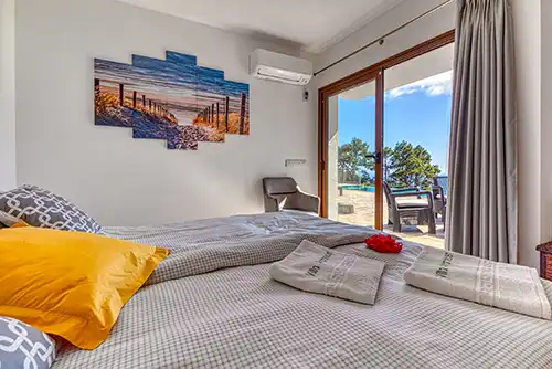 Bedroom with terrace and ocean views in Villa Atardecer