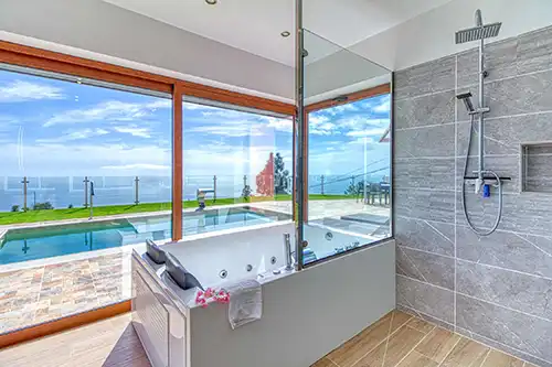 Salle de bain avec baignoire jacuzzi et douche à l’italienne à la Casa Yaneric