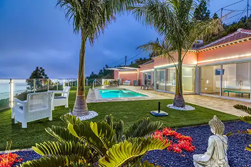 Piscine, palmiers et vue mer dans le jardin de la Casa Yaneric