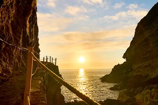 Abstiegsweg zum Proís de Candelaria: Blick in die Bucht mit Abendsonne auf die Häuser – La Palma