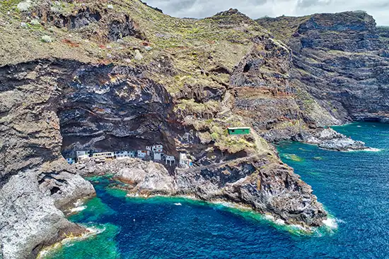 Drohnenaufnahme seitlich: Proís de Candelaria mit Küstenlinie und Atlantik auf La Palma