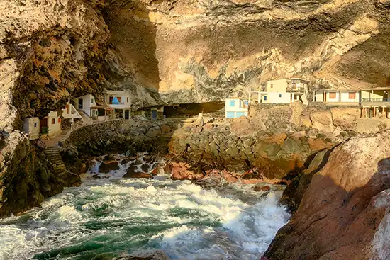 Proís de Candelaria auf La Palma: Blick aus der Höhle auf den Atlantik bei Sonnenuntergang