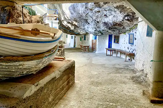 Holzruderboot im Proís de Candelaria: weiße Häuser und Felsen entlang des Höhlenwegs – La Palma