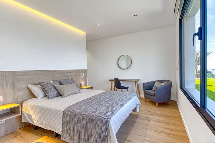 Hoofdslaapkamer van Villa Laina met uitzicht op zee