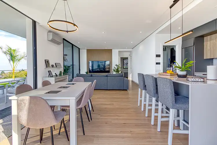 Woon- en eetkamer van Villa Laina op La Palma met zeezicht en modern interieur
