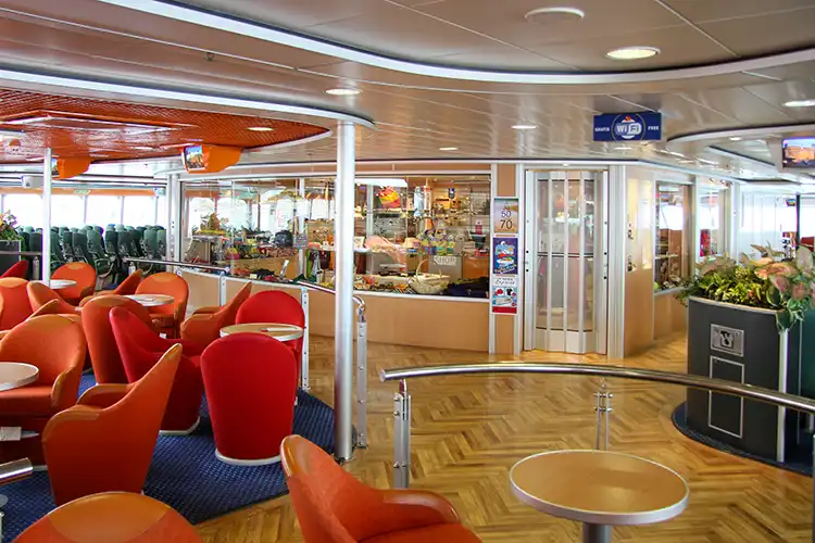 Interior del ferry Fred Olsen con zonas de descanso y tienda a bordo