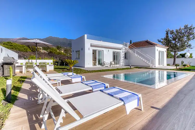Villa Veni en La Palma – moderna villa vacacional al atardecer