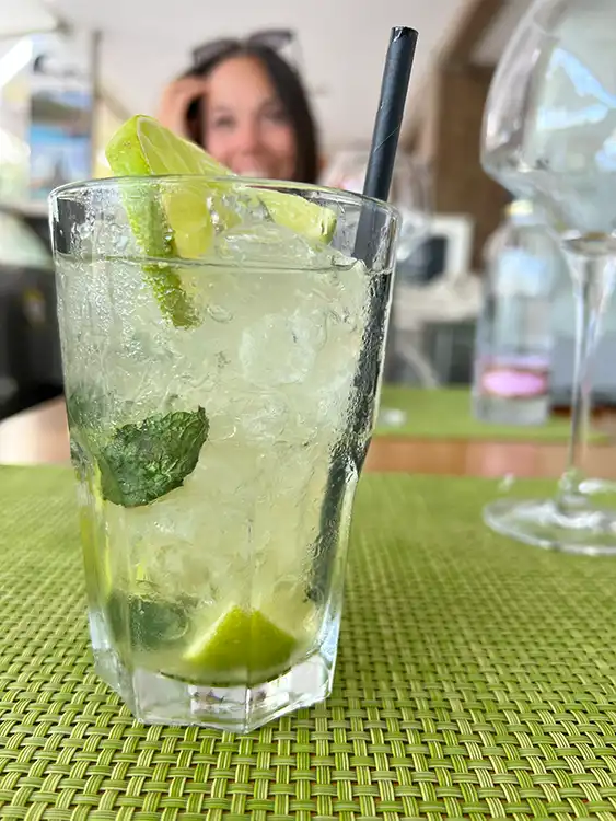 Mojitos et rhum pour la préparation de Los Indianos à La Palma