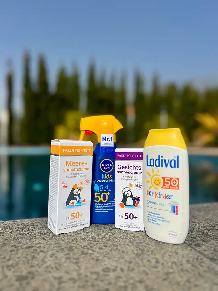 Protección solar para niños pequeños en la playa en La Palma