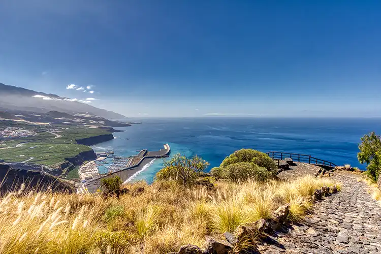 Vista panorámica desde el Mirador del Acantilado del Time sobre Tazacorte