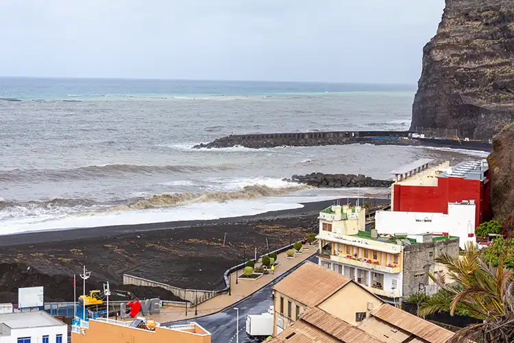 Tormenta La Palma oleaje fuerte en la costa