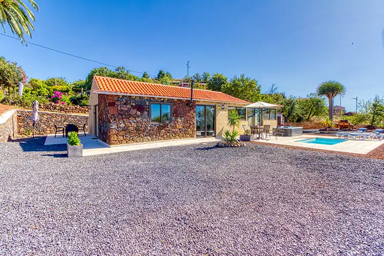 Casa Nazaret con piscina y jacuzzi en Puntagorda, La Palma