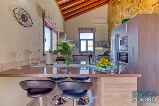 Blick in die offene, voll ausgestattete Küche von Casa El Peral – Ferienhaus in Puntagorda, La Palma – mit Esstresen und modernen Geräten