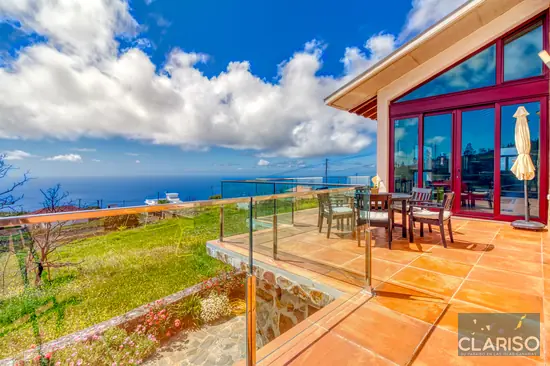 Seitlicher Blick auf Casa El Peral – Ferienhaus in Puntagorda, La Palma – mit Terrasse und traumhaftem Meerblick