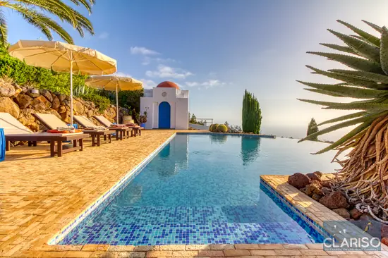 Zona de piscina con tumbonas, infinity pool y casa de piscina de estilo marroquí – Villa Botanico, La Palma