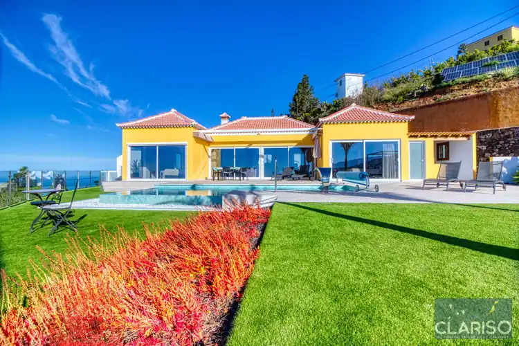 Villa Maraja – Moderna villa de lujo en Tijarafe con vistas a la montaña y al mar en La Palma