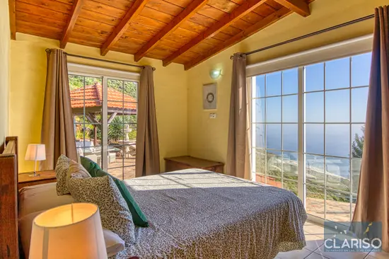 Dormitorio de la Villa Morrito en Puntagorda con gran ventanal y vistas al mar