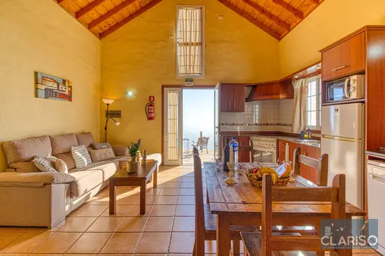 Salón-comedor de la Villa Morrito en Puntagorda con cocina abierta y vistas al mar