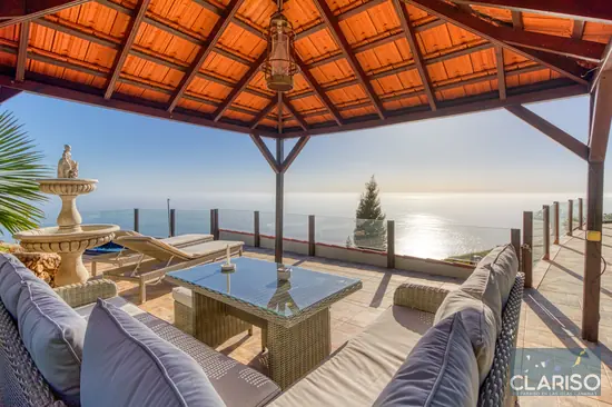 Terraza cubierta de la Villa Morrito en Puntagorda con zona lounge y vistas al mar