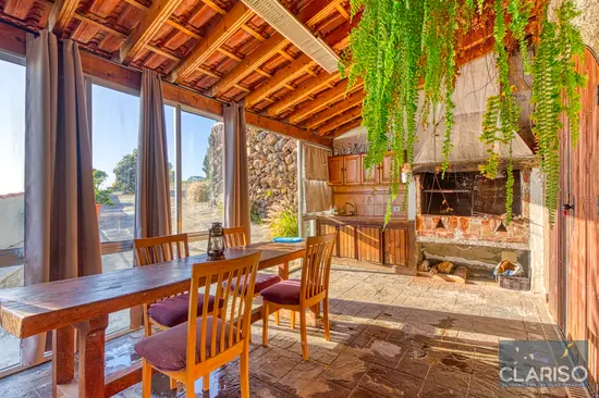 Zona de barbacoa y comedor rústico de la Villa Morrito en Puntagorda